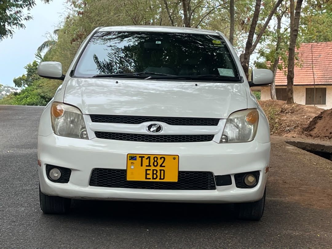 Toyota IST 2006 (Pearly White) for sale in Mwanza, photo 2 of 7